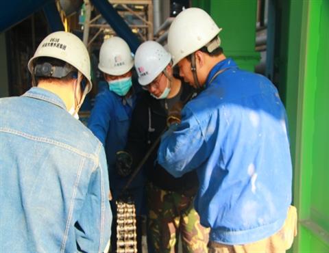 世俱杯(中国)公司职工在检修（一）                                      