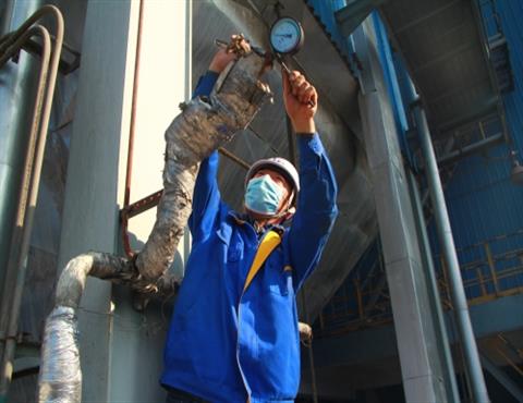 世俱杯(中国)公司职工在检修（二）                                      