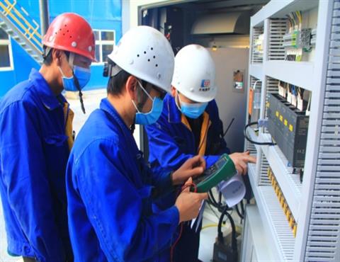 世俱杯(中国)公司职工在检修（三）                                      